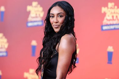 5 Haziran 'da yayınlanan bu resimde, Amerikan TV kişisi Tayshia Adams 2022 MTV Film ve TV Ödülleri' ne ulaştı: Santa Monica, Los Angeles, Kaliforniya 'daki Barker Hangar' da UNSCRIPTED.