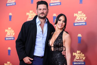 5 Haziran 'da yayınlanan bu resimde, Tom Fraud ve kız arkadaşı Vanessa Villela 2022 MTV Film ve TV Ödülleri' ne geldiler: Santa Monica, Los Angeles, Kaliforniya, ABD 'deki Barker Hangar' da UNSCRIPTED. 