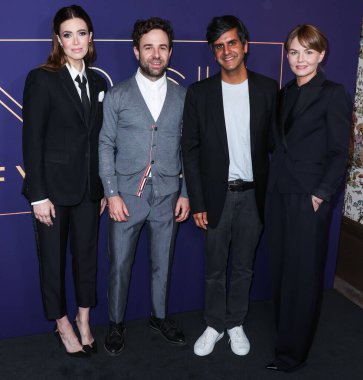 Amerikalı şarkıcı Mandy Moore, Amerikalı şarkıcı Taylor Goldsmith, müzikal besteci Siddhartha Khosla ve Amerikalı aktris Jennifer Morrison, 25 Mayıs 2022 'de NBCUniversal' in FYC Evinin Kapanış Gecesi Müzik Etkinliği 'ne geldiler. 