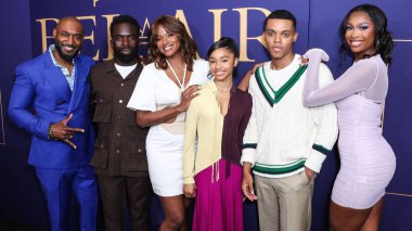 Adrian Holmes, Jimmy Akingbola, Cassandra Freeman, Akira Akbar, Jabari Banks ve Coco Jones, 24 Mayıs 2022 'de Hollywood, Los Angeles, Kaliforniya, ABD' deki NBCU FYC binasında düzenlenen NBCUniversal 'in FYC etkinliğine geldiler.. 