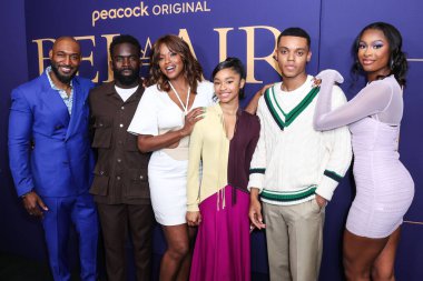 Adrian Holmes, Jimmy Akingbola, Cassandra Freeman, Akira Akbar, Jabari Banks ve Coco Jones, 24 Mayıs 2022 'de Hollywood, Los Angeles, Kaliforniya, ABD' deki NBCU FYC binasında düzenlenen NBCUniversal 'in FYC etkinliğine geldiler.. 