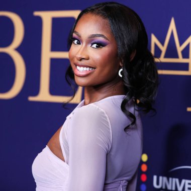 Amerikalı şarkıcı / aktris Coco Jones, NBCUniversal 'in' Bel-Air 'etkinliğine 24 Mayıs 2022' de Hollywood, Los Angeles, Kaliforniya, ABD 'deki NBCU FYC House' a geldi.. 