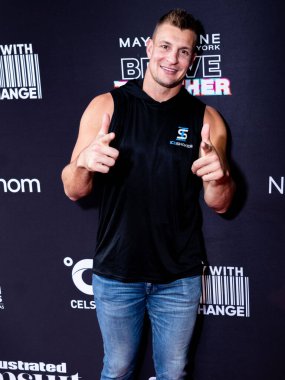 Amerikan futbolunun sıkı ucu Rob Gronkowski, 21 Mayıs 2022 'de Hollywood, Florida' da Seminole Hard Rock Otel ve Kumarhanesi Hollywood 'da düzenlenen 2022 sayılı Mayolu ve Değişimle Ödeme Kutlaması' na geldi.