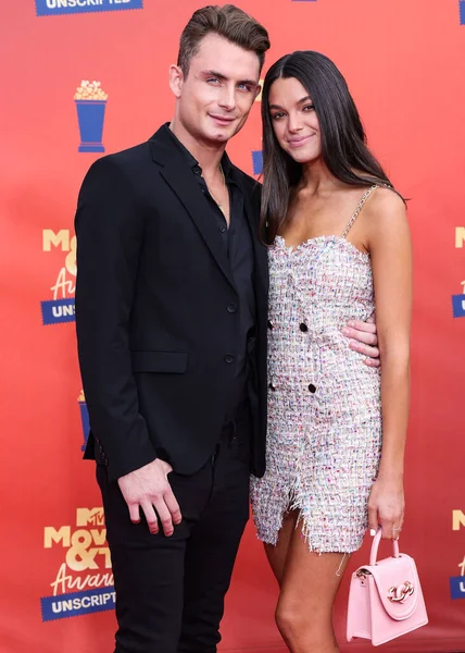 5 Haziran 'da yayınlanan bu resimde, Amerikalı televizyon karakteri James Kennedy ve kız arkadaşı Ally Lewber 2022 MTV Film ve TV Ödülleri' ne geldiler: Santa Monica, Los Angeles, Kaliforniya 'daki The Barker Hangar' da UNSCRIPTED. 
