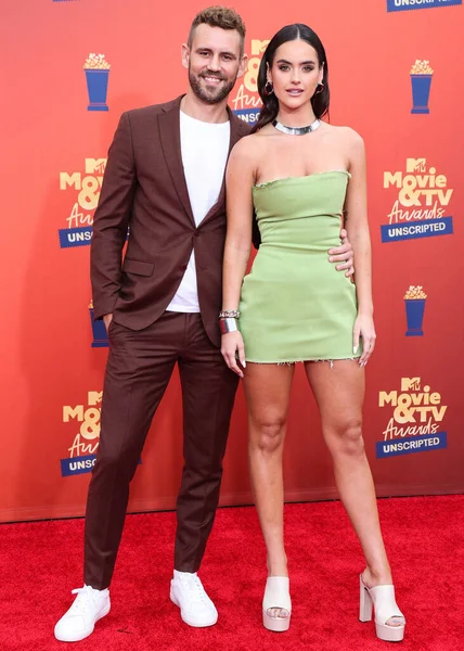 5 Haziran 'da yayınlanan bu resimde, Nick Viall ve Natalie Joy 2022 MTV Film ve TV Ödülleri' ne geldiler: Santa Monica, Los Angeles, Kaliforniya, ABD 'deki Barker Hangar' da UNSCRIPTED. 