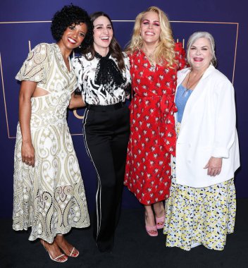 Rene Elise Goldsberry (Renee Elise Goldsberry), Sara Bareilles, Yoğun Philipps ve Paula Pell 19 Mayıs 2022 'de Hollywood, Los Angeles, Kaliforniya, ABD' deki NBCU FYC binasında düzenlenen 'Girls5eva' için NBCUniversal 'in FYC etkinliğine geldiler.. 