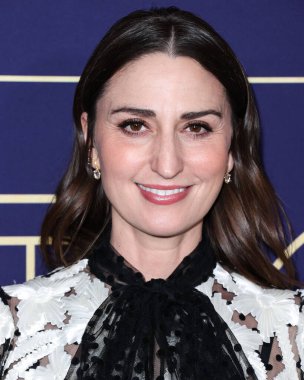Amerikalı şarkıcı-söz yazarı / aktris Sara Bareilles, 19 Mayıs 2022 'de Hollywood, Los Angeles, Kaliforniya, ABD' deki NBCU FYC binasında düzenlenen 'Girls5eva' için NBCUniversal 'in FYC etkinliğine geldi..
