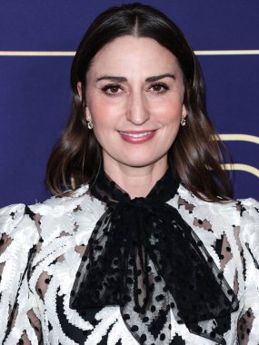 Amerikalı şarkıcı-söz yazarı / aktris Sara Bareilles, 19 Mayıs 2022 'de Hollywood, Los Angeles, Kaliforniya, ABD' deki NBCU FYC binasında düzenlenen 'Girls5eva' için NBCUniversal 'in FYC etkinliğine geldi..