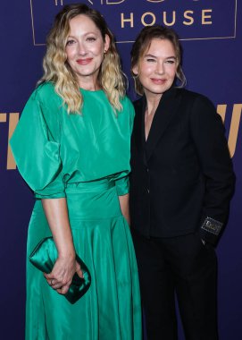 Amerikalı aktrisler Judy Greer ve Rene Zellweger (Renee Zellweger), 18 Mayıs 2022 'de Hollywood, Los Angeles, Kaliforniya, ABD' deki NBCUniversal 'in 
