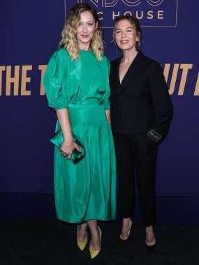 Amerikalı aktrisler Judy Greer ve Rene Zellweger (Renee Zellweger), 18 Mayıs 2022 'de Hollywood, Los Angeles, Kaliforniya, ABD' deki NBCUniversal 'in 