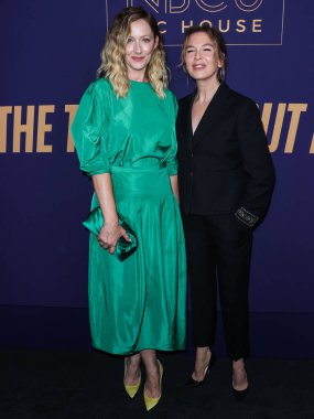 Amerikalı aktrisler Judy Greer ve Rene Zellweger (Renee Zellweger), 18 Mayıs 2022 'de Hollywood, Los Angeles, Kaliforniya, ABD' deki NBCUniversal 'in 