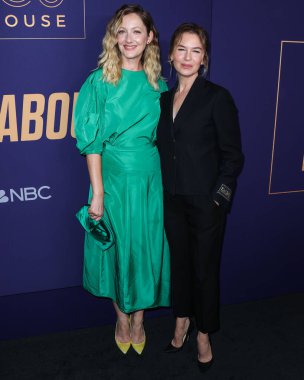 Amerikalı aktrisler Judy Greer ve Rene Zellweger (Renee Zellweger), 18 Mayıs 2022 'de Hollywood, Los Angeles, Kaliforniya, ABD' deki NBCUniversal 'in 