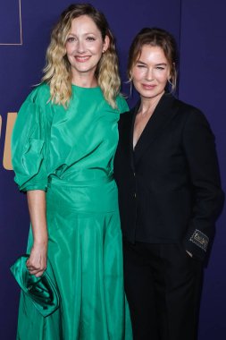Amerikalı aktrisler Judy Greer ve Rene Zellweger (Renee Zellweger), 18 Mayıs 2022 'de Hollywood, Los Angeles, Kaliforniya, ABD' deki NBCUniversal 'in 