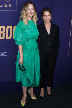 Amerikalı aktrisler Judy Greer ve Rene Zellweger (Renee Zellweger), 18 Mayıs 2022 'de Hollywood, Los Angeles, Kaliforniya, ABD' deki NBCUniversal 'in 