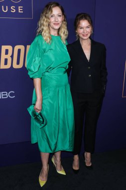 Amerikalı aktrisler Judy Greer ve Rene Zellweger (Renee Zellweger), 18 Mayıs 2022 'de Hollywood, Los Angeles, Kaliforniya, ABD' deki NBCUniversal 'in 