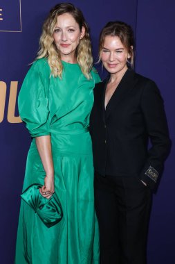 Amerikalı aktrisler Judy Greer ve Rene Zellweger (Renee Zellweger), 18 Mayıs 2022 'de Hollywood, Los Angeles, Kaliforniya, ABD' deki NBCUniversal 'in 