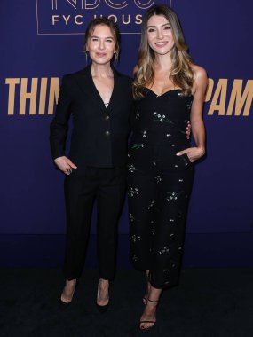 Amerikalı aktris Rene Zellweger (Renee Zellweger) ve yapımcı Carmella Casinelli, 18 Mayıs 2022 'de Hollywood, Los Angeles, Kaliforniya, ABD' deki NBCUniversal 'in 