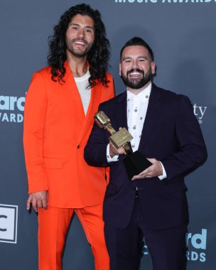 Dan + Shay 'den Dan Smyers ve Shay Mooney, 15 Mayıs 2022' de Las Vegas, Nevada, ABD 'de düzenlenen 2022 Billboard Müzik Ödülleri' nde En İyi Ülke İkili / Grup ödülüne poz verdiler.. 