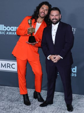 Dan + Shay 'den Dan Smyers ve Shay Mooney, 15 Mayıs 2022' de Las Vegas, Nevada, ABD 'de düzenlenen 2022 Billboard Müzik Ödülleri' nde En İyi Ülke İkili / Grup ödülüne poz verdiler.. 