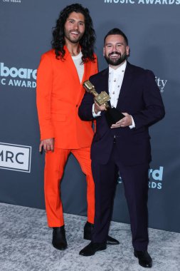 Dan + Shay 'den Dan Smyers ve Shay Mooney, 15 Mayıs 2022' de Las Vegas, Nevada, ABD 'de düzenlenen 2022 Billboard Müzik Ödülleri' nde En İyi Ülke İkili / Grup ödülüne poz verdiler.. 