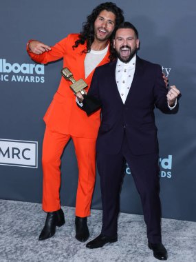 Dan + Shay 'den Dan Smyers ve Shay Mooney, 15 Mayıs 2022' de Las Vegas, Nevada, ABD 'de düzenlenen 2022 Billboard Müzik Ödülleri' nde En İyi Ülke İkili / Grup ödülüne poz verdiler.. 