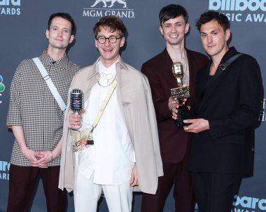 Dave Bayley, Drew MacFarlane, Edmund Irwin-Singer ve Joe SeAward, 15 Mayıs 2022 'de Las Vegas, Nevada, ABD' deki MGM Grand Garden Arena 'da düzenlenen 2022 Billboard Müzik Ödülleri' nde En İyi Rock Sanatçısı Ödülü ile poz verdiler.