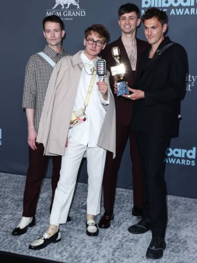 Dave Bayley, Drew MacFarlane, Edmund Irwin-Singer ve Joe SeAward, 15 Mayıs 2022 'de Las Vegas, Nevada, ABD' deki MGM Grand Garden Arena 'da düzenlenen 2022 Billboard Müzik Ödülleri' nde En İyi Rock Sanatçısı Ödülü ile poz verdiler.