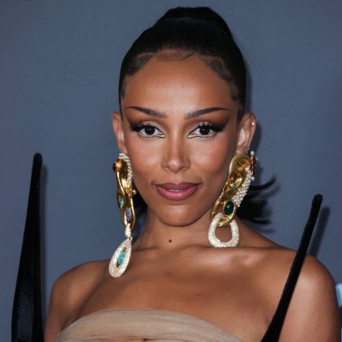 Amerikalı rapçi Doja Cat (Amala Ratna Zandile Dlamini), Schiaparelli 'nin en iyi R & B Albümü, en iyi R & B Kadın Sanatçısı, en iyi R & B Sanatçısı ve en iyi Viral Şarkı ödülleriyle birlikte 2022 Billboard Müzik Ödülleri' nde poz verdi. 
