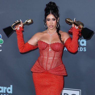Amerikalı şarkıcı Kali Uchis (Karly-Marina Loaiza), 15 Mayıs 2022 'de Las Vegas, Nevada, ABD' de düzenlenen 2022 Billboard Müzik Ödülleri 'nde Latin Kadın Sanatçısı ve Latin Şarkı Ödülleri ile birlikte poz verdi.