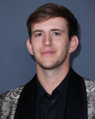 Amerikalı müzisyen İllenium (Nicholas D. Miller), 15 Mayıs 2022 tarihinde Las Vegas, Nevada, ABD 'de düzenlenen 2022 Billboard Müzik Ödülleri' nde Fallen Embers için Top Dance / Electronic Album ödülüyle birlikte poz verdi.