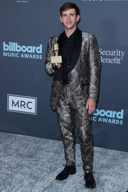 Amerikalı müzisyen İllenium (Nicholas D. Miller), 15 Mayıs 2022 tarihinde Las Vegas, Nevada, ABD 'de düzenlenen 2022 Billboard Müzik Ödülleri' nde Fallen Embers için Top Dance / Electronic Album ödülüyle birlikte poz verdi.