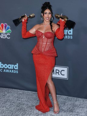 Amerikalı şarkıcı Kali Uchis (Karly-Marina Loaiza), 15 Mayıs 2022 tarihinde Las Vegas, Nevada 'da düzenlenen 2022 Billboard Müzik Ödülleri' nde Latin Kadın Sanatçısı ve Latin Şarkı Ödülleri 'nin birincisi ile birlikte poz verdi.