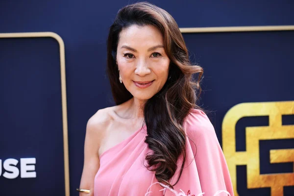 Die Malaysische Schauspielerin Michelle Yeoh Kommt Zur Gold House Inaugural — Stockfoto