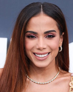 Tiffany & Co mücevherleri ile Fendace giyen Brezilyalı şarkıcı Anitta (Larissa de Macedo Machado), 15 Mayıs 2022 'de ABD' nin Las Vegas, Nevada kentindeki MGM Grand Garden Arena 'da düzenlenen 2022 Billboard Müzik Ödüllerine ulaştı.. 