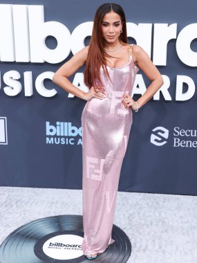 Tiffany & Co mücevherleri ile Fendace giyen Brezilyalı şarkıcı Anitta (Larissa de Macedo Machado), 15 Mayıs 2022 'de ABD' nin Las Vegas, Nevada kentindeki MGM Grand Garden Arena 'da düzenlenen 2022 Billboard Müzik Ödüllerine ulaştı.. 