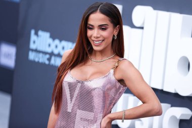 Tiffany & Co mücevherleri ile Fendace giyen Brezilyalı şarkıcı Anitta (Larissa de Macedo Machado), 15 Mayıs 2022 'de ABD' nin Las Vegas, Nevada kentindeki MGM Grand Garden Arena 'da düzenlenen 2022 Billboard Müzik Ödüllerine ulaştı.. 