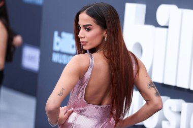 Tiffany & Co mücevherleri ile Fendace giyen Brezilyalı şarkıcı Anitta (Larissa de Macedo Machado), 15 Mayıs 2022 'de ABD' nin Las Vegas, Nevada kentindeki MGM Grand Garden Arena 'da düzenlenen 2022 Billboard Müzik Ödüllerine ulaştı.. 