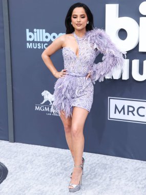 Hueb, Djula, 64 Facets ve Kallati mücevherleriyle birlikte Zuhair Murad elbisesi giyen Amerikalı şarkıcı Becky G (Rebbeca Marie Gomez), 15 Mayıs 2022 'de Las Vegas, Nevada, ABD' deki MGM Grand Garden Arena 'da düzenlenen 2022 Billboard Müzik Ödülleri' ne geldi.