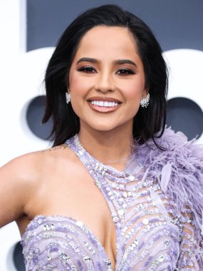 Hueb, Djula, 64 Facets ve Kallati mücevherleriyle birlikte Zuhair Murad elbisesi giyen Amerikalı şarkıcı Becky G (Rebbeca Marie Gomez), 15 Mayıs 2022 'de Las Vegas, Nevada, ABD' deki MGM Grand Garden Arena 'da düzenlenen 2022 Billboard Müzik Ödülleri' ne geldi.