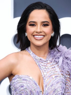 Hueb, Djula, 64 Facets ve Kallati mücevherleriyle birlikte Zuhair Murad elbisesi giyen Amerikalı şarkıcı Becky G (Rebbeca Marie Gomez), 15 Mayıs 2022 'de Las Vegas, Nevada, ABD' deki MGM Grand Garden Arena 'da düzenlenen 2022 Billboard Müzik Ödülleri' ne geldi.