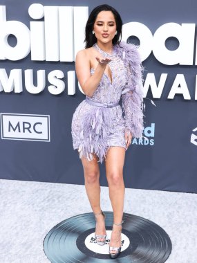 Hueb, Djula, 64 Facets ve Kallati mücevherleriyle birlikte Zuhair Murad elbisesi giyen Amerikalı şarkıcı Becky G (Rebbeca Marie Gomez), 15 Mayıs 2022 'de Las Vegas, Nevada, ABD' deki MGM Grand Garden Arena 'da düzenlenen 2022 Billboard Müzik Ödülleri' ne geldi.