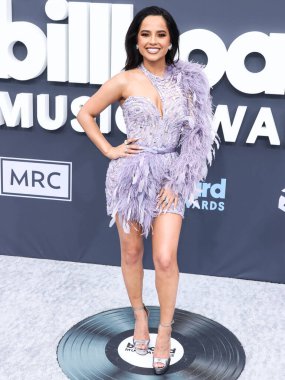 Hueb, Djula, 64 Facets ve Kallati mücevherleriyle birlikte Zuhair Murad elbisesi giyen Amerikalı şarkıcı Becky G (Rebbeca Marie Gomez), 15 Mayıs 2022 'de Las Vegas, Nevada, ABD' deki MGM Grand Garden Arena 'da düzenlenen 2022 Billboard Müzik Ödülleri' ne geldi.