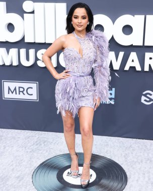 Hueb, Djula, 64 Facets ve Kallati mücevherleriyle birlikte Zuhair Murad elbisesi giyen Amerikalı şarkıcı Becky G (Rebbeca Marie Gomez), 15 Mayıs 2022 'de Las Vegas, Nevada, ABD' deki MGM Grand Garden Arena 'da düzenlenen 2022 Billboard Müzik Ödülleri' ne geldi.