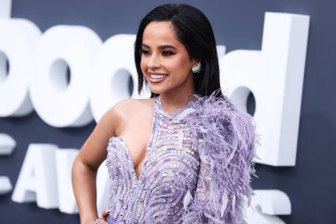 Hueb, Djula, 64 Facets ve Kallati mücevherleriyle birlikte Zuhair Murad elbisesi giyen Amerikalı şarkıcı Becky G (Rebbeca Marie Gomez), 15 Mayıs 2022 'de Las Vegas, Nevada, ABD' deki MGM Grand Garden Arena 'da düzenlenen 2022 Billboard Müzik Ödülleri' ne geldi.
