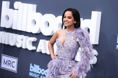 Hueb, Djula, 64 Facets ve Kallati mücevherleriyle birlikte Zuhair Murad elbisesi giyen Amerikalı şarkıcı Becky G (Rebbeca Marie Gomez), 15 Mayıs 2022 'de Las Vegas, Nevada, ABD' deki MGM Grand Garden Arena 'da düzenlenen 2022 Billboard Müzik Ödülleri' ne geldi.