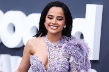Hueb, Djula, 64 Facets ve Kallati mücevherleriyle birlikte Zuhair Murad elbisesi giyen Amerikalı şarkıcı Becky G (Rebbeca Marie Gomez), 15 Mayıs 2022 'de Las Vegas, Nevada, ABD' deki MGM Grand Garden Arena 'da düzenlenen 2022 Billboard Müzik Ödülleri' ne geldi.