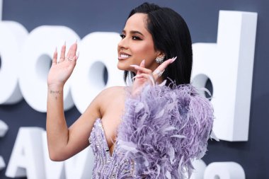 Hueb, Djula, 64 Facets ve Kallati mücevherleriyle birlikte Zuhair Murad elbisesi giyen Amerikalı şarkıcı Becky G (Rebbeca Marie Gomez), 15 Mayıs 2022 'de Las Vegas, Nevada, ABD' deki MGM Grand Garden Arena 'da düzenlenen 2022 Billboard Müzik Ödülleri' ne geldi.