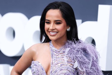 Hueb, Djula, 64 Facets ve Kallati mücevherleriyle birlikte Zuhair Murad elbisesi giyen Amerikalı şarkıcı Becky G (Rebbeca Marie Gomez), 15 Mayıs 2022 'de Las Vegas, Nevada, ABD' deki MGM Grand Garden Arena 'da düzenlenen 2022 Billboard Müzik Ödülleri' ne geldi.