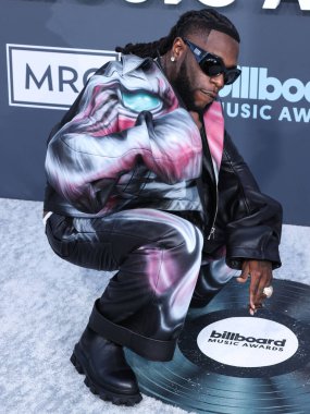 Burna Boy (Damini Ebunoluwa Ogulu), 15 Mayıs 2022 tarihinde MGM Grand Garden Arena 'da düzenlenen 2022 Billboard Müzik Ödülleri' ne geldi.. 
