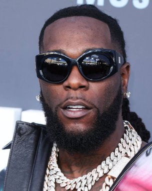 Burna Boy (Damini Ebunoluwa Ogulu), 15 Mayıs 2022 tarihinde MGM Grand Garden Arena 'da düzenlenen 2022 Billboard Müzik Ödülleri' ne geldi.. 